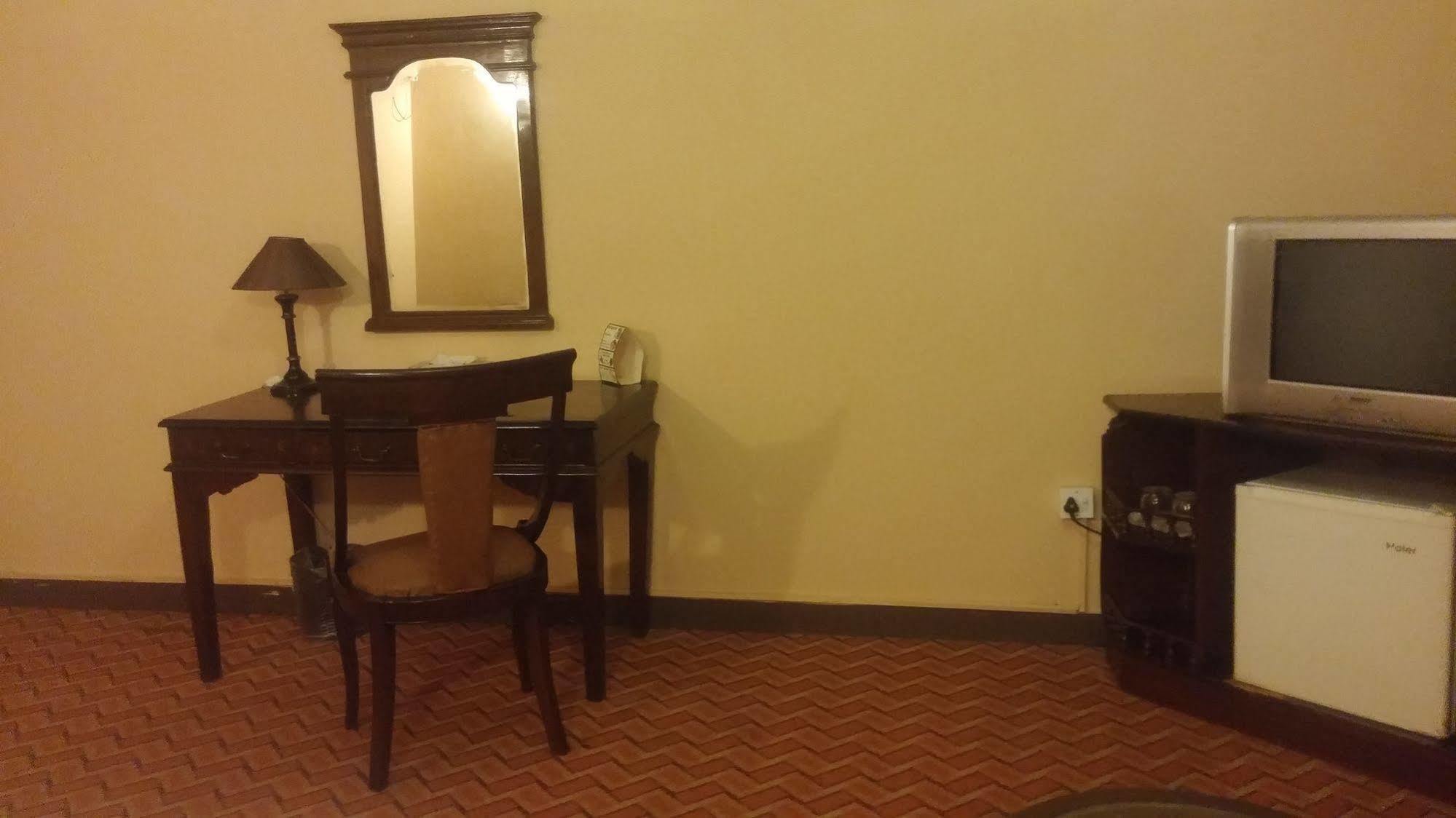 Hotel Crown Inn Karachi Exterior photo